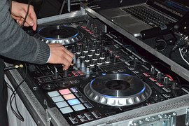 deejay-1382605__180